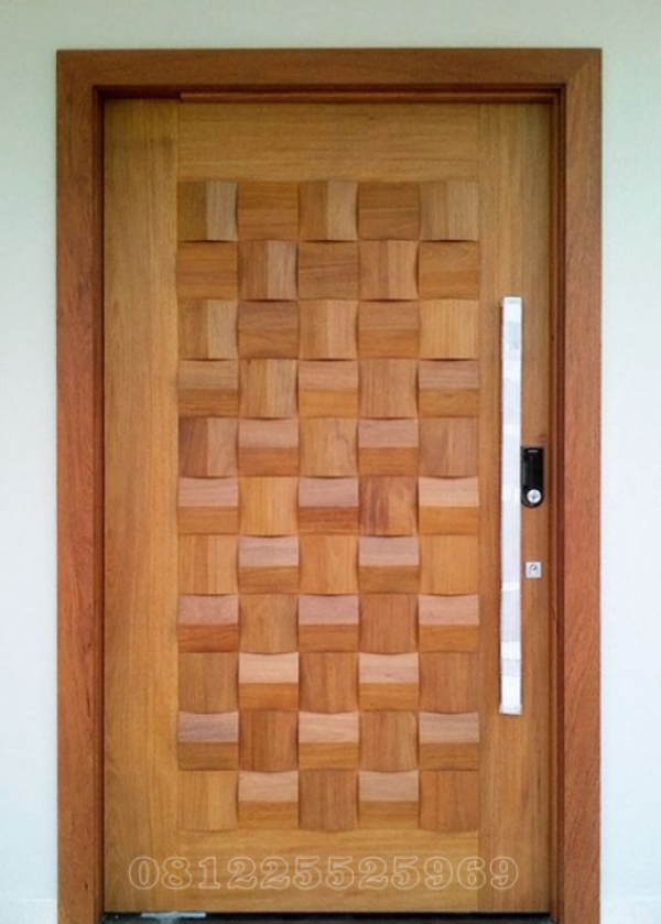 Pintu rumah dengan aksen panel anyaman bambu